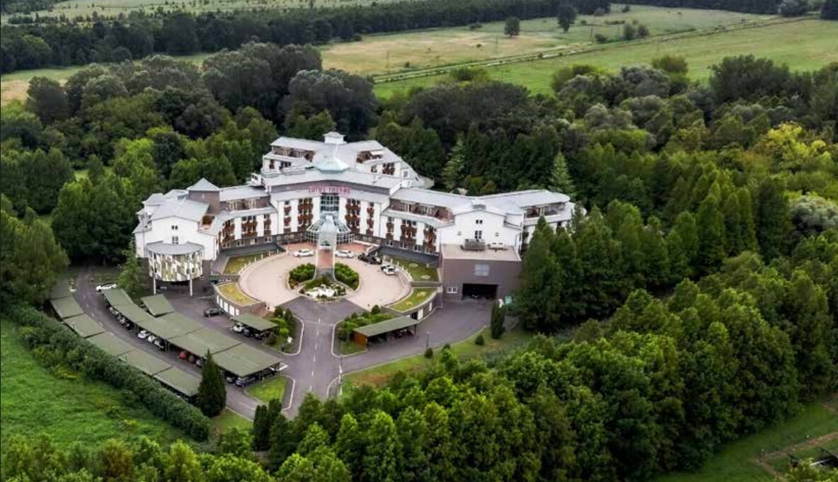 Hotel obklopený zelení