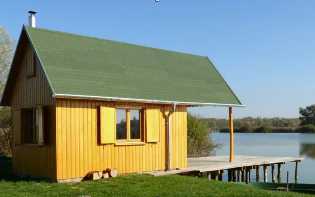 Dřevěná chatka s terasou nad vodou