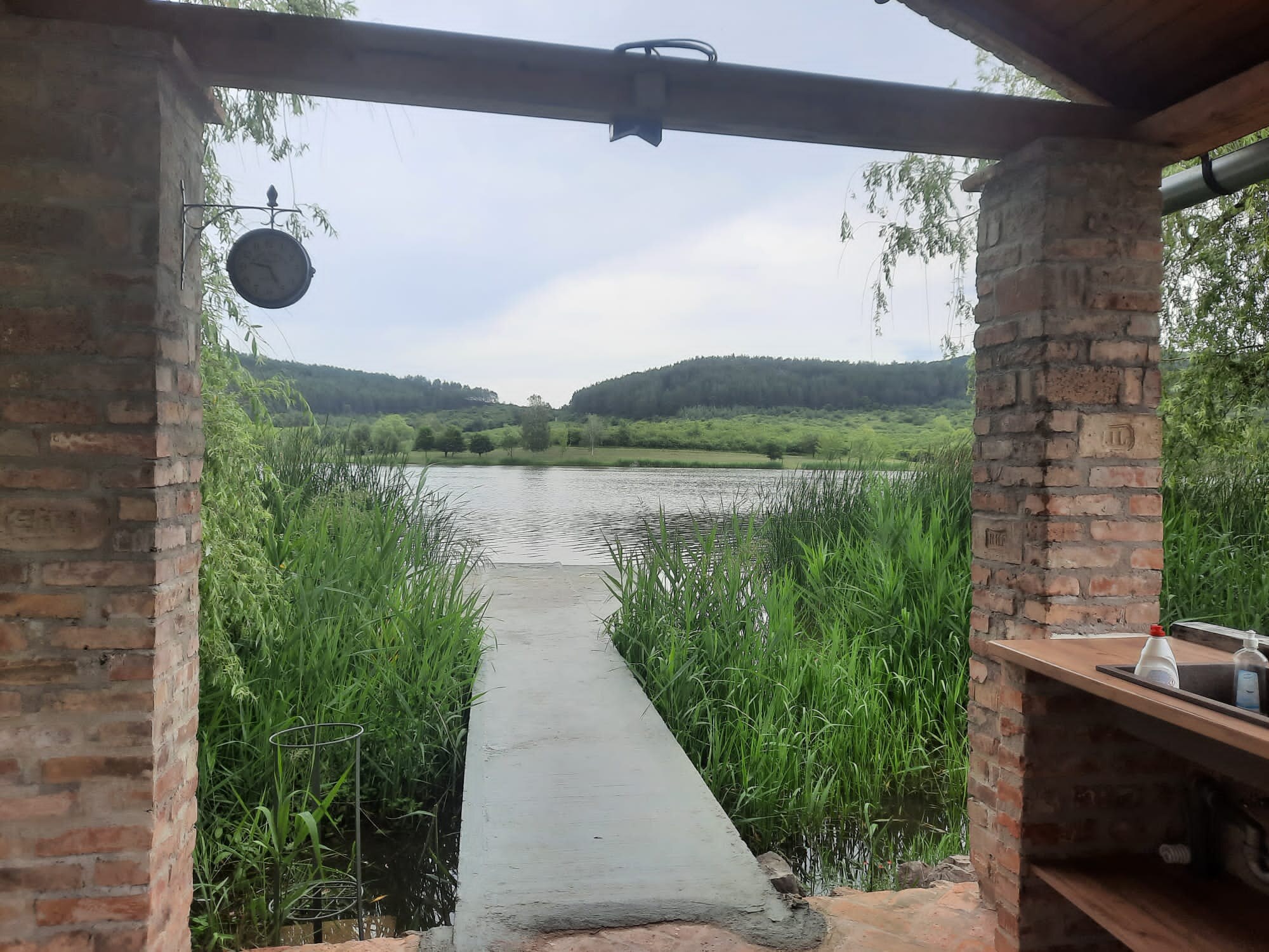 Výhled na jezero od ubytování